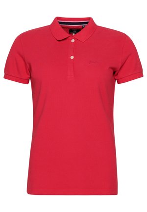 Rotes Polohemd aus strukturiertem Stoff, mit klassischem Kragen, zwei Knöpfen und einem kleinen Logo auf der linken Brustseite. Kurze Ärmel.