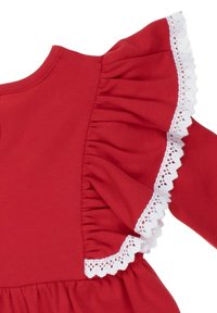 Czerwona sukienka z falbaniastym dekoltem wykończonym białą koronką, wykonana z miękkiej tkaniny o gładkiej fakturze, z długimi rękawami.