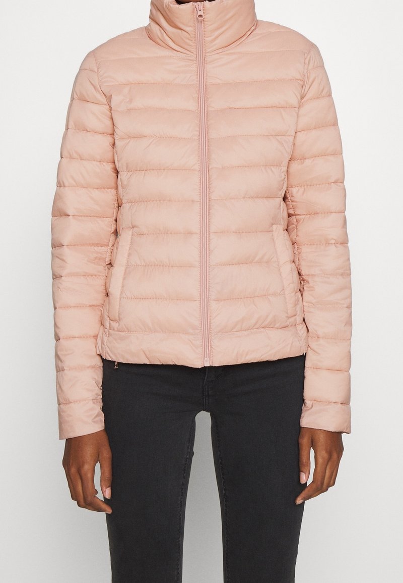 Helles rosa Puffermantel mit Stehkragen, Reißverschluss vorne und horizontaler Naht. Verfügt über Seitentaschen und eine taillierte Silhouette.