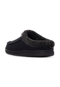 Zapatilla negra con un forro de textura suave en gris oscuro, forma redondeada, suela de goma duradera y detalle de costura minimalista.