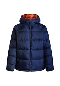 Marineblauwe pufferjack met capuchon, voorzien van een oranje binnenvoering, ritssluiting, gewatteerde textuur en ribgebreide manchetten voor warmte.