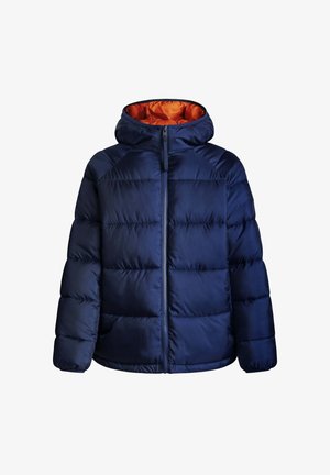 Casaco puffer azul-marinho com capuz, apresentando um forro interior laranja, fecho com zip, textura acolchoada e punhos canelados para aquecimento.