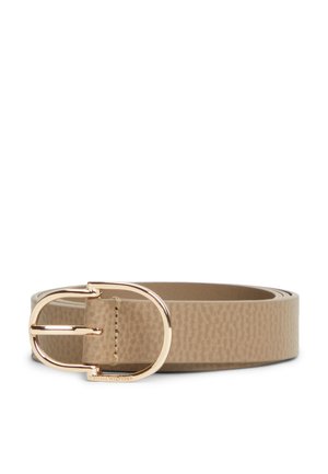 Ceinture en cuir texturé marron clair avec une boucle ovale dorée brillante, posée sur un fond blanc.