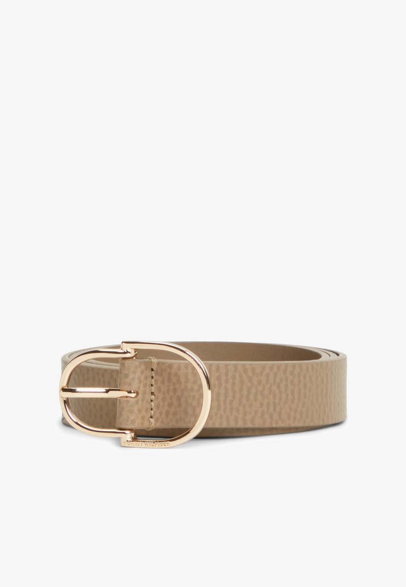 Ceinture en cuir texturé marron clair avec une boucle ovale dorée brillante, posée sur un fond blanc.