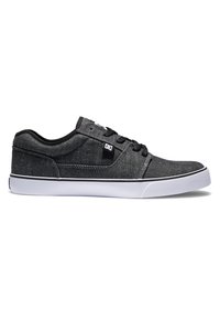 Zapatillas de lona negras con diseño de bajo, punta redonda, suela plana de goma blanca y cordones negros con acabado texturizado.