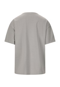 Grå bomullströja med avslappnad passform, korta ärmar och rundad halsringning; mjuk textur med en enkel design och inga synliga grafik.