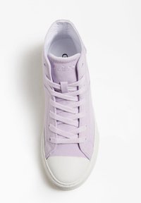 Sneaker alta in tela lavanda con puntale e suola in gomma bianca. Presenta lacci e superficie testurizzata. Marchio sulla linguetta.