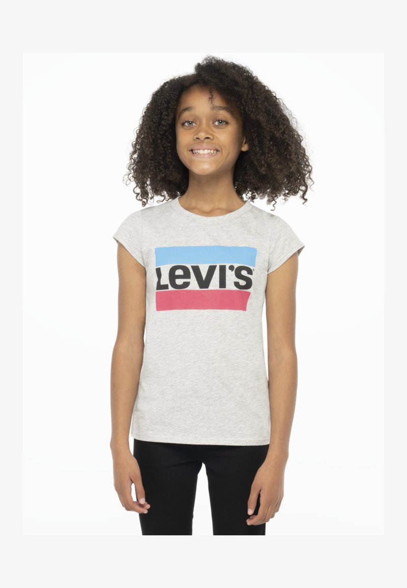Szara bawełniana koszulka z krótkim rękawem z czarnym, niebieskim i różowym logo Levi's na piersi. Dopasowany krój.