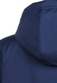 Diepblauwe waterdichte jas met een capuchon, voorzien van een gladde, glanzende textuur en verfijnde stiksels langs de naden.