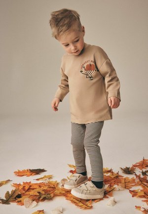 Next, GRAPHIC PRINTED TOP AND LEGGING SET - Leggings - cream harvest market