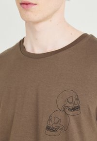 Jack & Jones JJSCULLY TEE CREW NECK - T-Shirt print - canteen