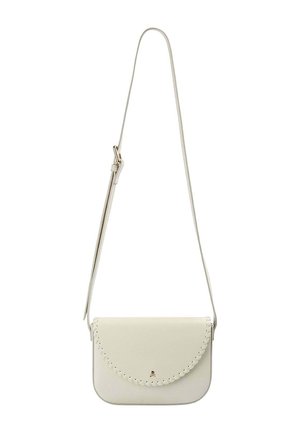 Bolso pequeño blanco de hombro con solapa festoneada y correa ajustable, diseño minimalista, sin marcas visibles ni patrones.