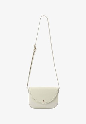Bolso pequeño blanco de hombro con solapa festoneada y correa ajustable, diseño minimalista, sin marcas visibles ni patrones.