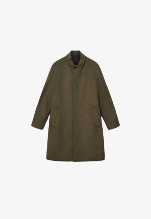Abrigo de lana verde oliva con cuello alto, cierre de botones, bolsillos laterales y una silueta recta. Tejido texturizado con un acabado suave.