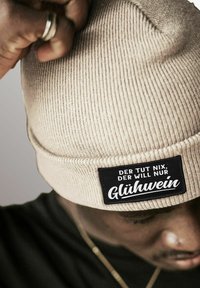 MoonWorks PATCH MIT SPRUCH DER TUT NIX DER WILL NUR LUSTIG - Beanie - beige