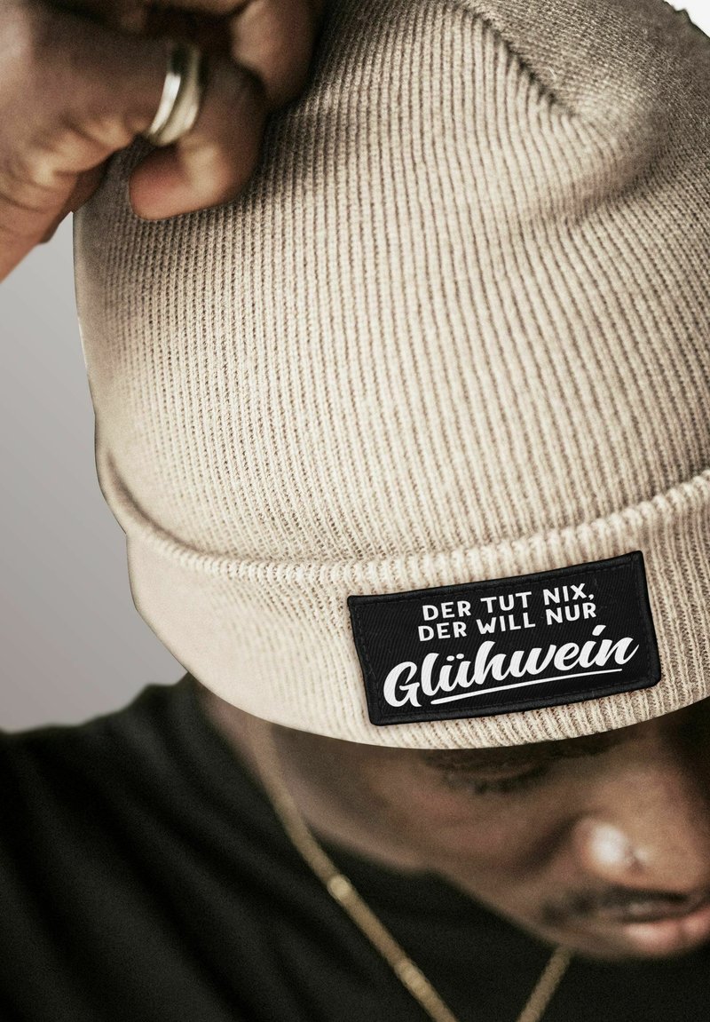 MoonWorks PATCH MIT SPRUCH DER TUT NIX DER WILL NUR LUSTIG - Beanie - beige