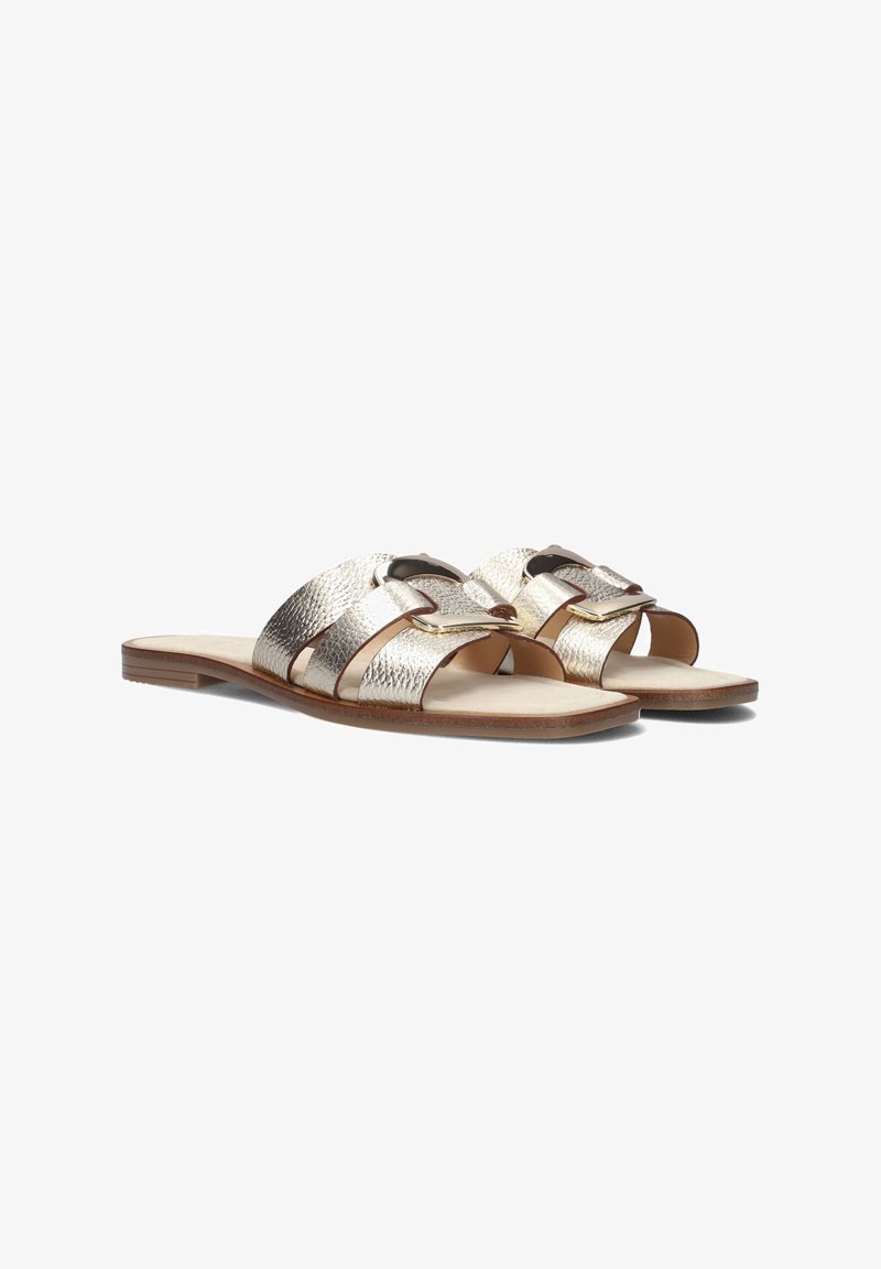 Metallisch zilveren platte sandalen met brede, textuurrijke banden en een gladde zool. Beschikt over een eenvoudige gespaccent en een open teenontwerp.