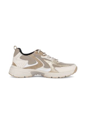 Beige en witte vetersneaker met dikke zool en suède- en leren paneeldetails, van de zijkant getoond op een witte achtergrond.