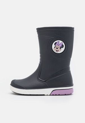 Børns mørkeblå regnstøvle med hvid sål, lilla hæl og Minnie Mouse-ansigtslogo med lilla sløjfe på siden.