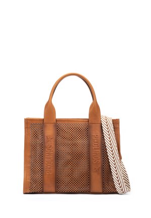 Bruine leren tote bag met geperforeerde panelen, geperst "Pikolinos"-merk, dubbele handvatten en afneembare wit-bruine chevronband.