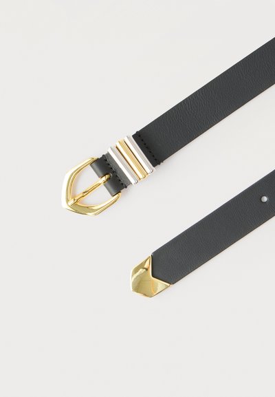 Μαύρη δερμάτινη ζώνη με χρυσή πόρπη, τρεις ασημένιες και χρυσές θηλιές ζώνης και χρυσή άκρη στην απέναντι πλευρά, σε λευκό φόντο.