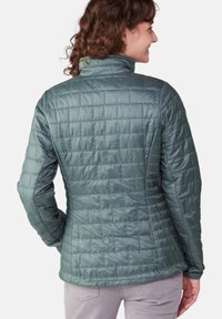 Chaqueta acolchada en verde apagado, con un alto collar, patrón de cuadrícula cosida y un diseño elegante. Textura suave con aislamiento ligero.