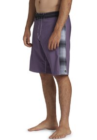 Fioletowe szorty plażowe z kratką po boku, kontrastującym czarnym paskiem w talii i białymi detalami szwów. Wykonane z lekkiego, szybko schnącego materiału.