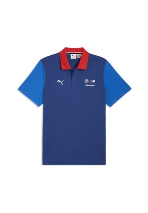 Granatowe polo z jasnoniebieskimi rękawami, czerwonym kołnierzem, logo Puma i BMW Motorsport z przodu, trzy guziki przy dekolcie.