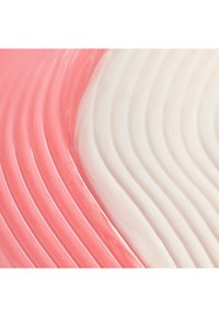 Gebogene Abschnitte aus pinkem und weißem, glänzendem Material, die weiche Wellen und geschichtete Texturen aufweisen, erzeugen ein dynamisches visuelles Muster.
