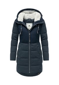 Giacca imbottita blu navy con cappuccio foderato in pile, chiusura con zip e tasche laterali. Presenta un design trapuntato e dettagli con cordino.