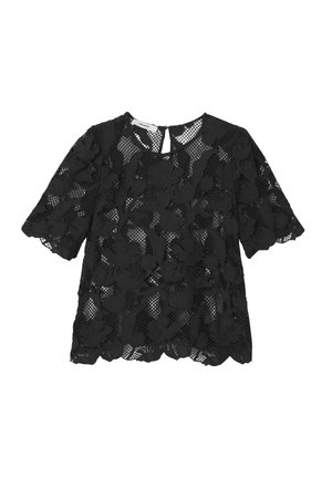 Haut en dentelle noire avec des motifs floraux, manches courtes, col rond et fermeture à clef dans le dos. Tissu léger et transparent.
