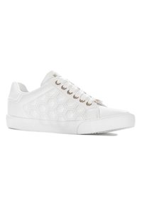 Białe sneakersy z teksturowanym, hexagonalnym wzorem po bokach, okrągłymi sznurówkami oraz płaską podeszwą o gładkim wykończeniu.