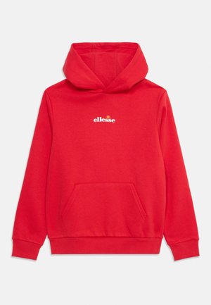 Sweatshirt vermelho com bolso frontal e logótipo branco da "ellesse" centrado no peito, com um pequeno gráfico laranja e vermelho acima do texto.