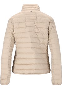 Beige puffjakke, quiltet design med horisontale sømme, høj krave, blød tekstur og elastisk kant. Ingen synlig hardware eller accenter.