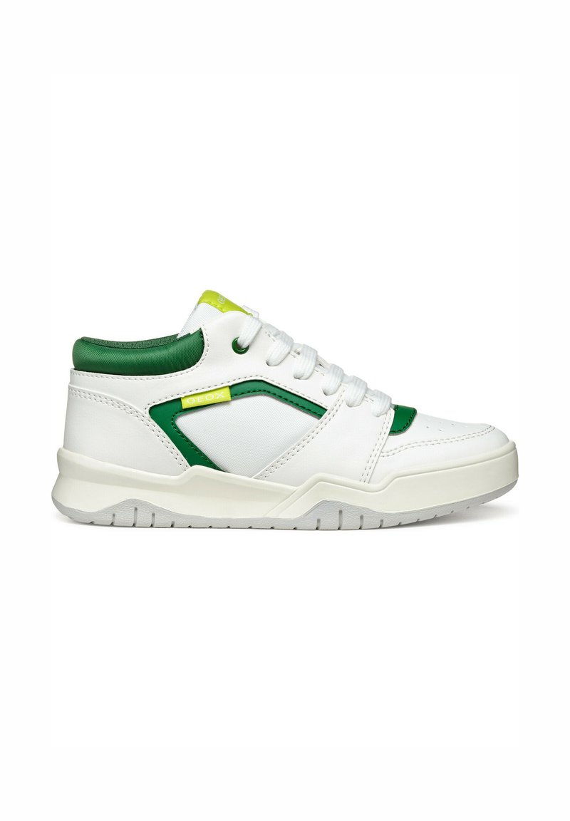 Witte sneakers met groene accenten, gemaakt van leer en stof, met een vetersluiting en een rubberen zool met textuur en groeven.