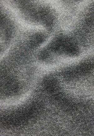 Szürke szövet, amely puha, textúrált felülettel rendelkezik, finom árnyalatváltozatokkal és sima, enyhén gyűrött megjelenéssel.