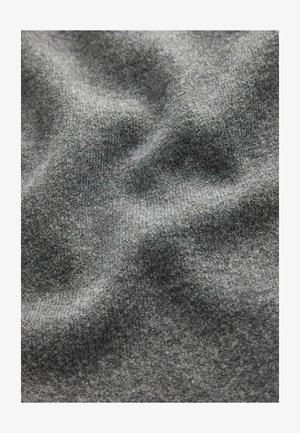 Țesătură gri cu o suprafață moale și texturată, evidențiind variații subtile de nuanță și o aparență netedă, ușor șifonată.