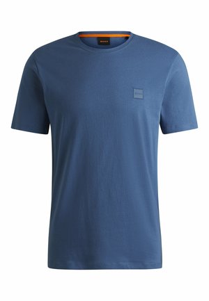 Blaues Baumwoll-T-Shirt mit Rundhalsausschnitt, kurzen Ärmeln und einem kleinen, geprägten Logo in einem Quadrat. Der Innenkragen hat einen orangefarbenen Akzent.