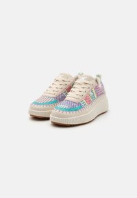 Baskets beiges avec des motifs tissés multicolores. Bout rond, semelle en caoutchouc texturée et design à lacets. Accentué de détails vert menthe.