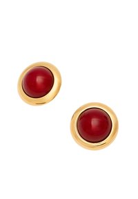 Červené kulaté náušnice s hladkým středem z pryskyřice, obklopené lesklým kovem ve zlaté barvě. Jednoduchý, strukturovaný design s leštěným povrchem.