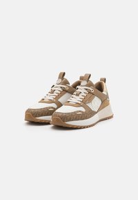 Lys brun og beige sneakers med mønstrede tekstiler, teksturerte detaljer, hvite mesh-paneler, og hevet såle. Gummisåle med mønster.