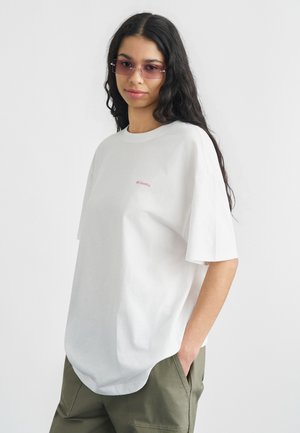 ROLLING BEND GRAPHIC OVERSIZED TEE - Nyomott mintás póló - white