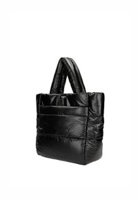 Sac cabas noir rembourré avec poignées épaisses et surpiqûres matelassées, debout sur un fond blanc, avec une petite poche avant.