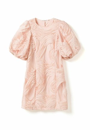 Robe courte rose en tissu texturé avec des motifs ondulés, manches bouffantes et encolure ronde, conçue pour une silhouette ajustée.