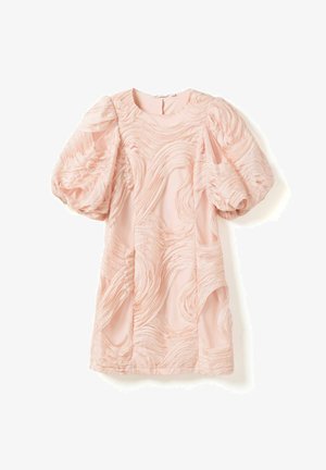 Krátké růžové šaty s texturovanou látkou s vlnkovými vzory, nařasenými rukávy a kulatým výstřihem, navržené pro přiléhavý střih.
