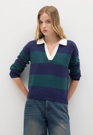 Maglione a V con maniche lunghe a righe blu navy, verde e viola scuro, con colletto bianco; texture morbida, polsini e orlo a coste.