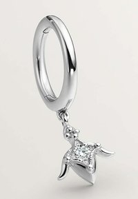 Pendiente de aro de plata con un charm floral colgante que presenta una piedra preciosa transparente en el centro, superficie suave y acabado pulido.