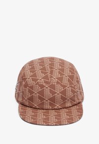 Cappello marrone con motivo geometrico su tutta la superficie in una tonalità più chiara. Design strutturato, visiera piatta e dettaglio in metallo sul lato.