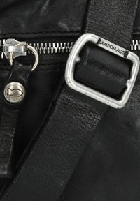 Borsa a mano in pelle nera con zip argentata, dettaglio in metallo a fibbia e tracolla testurizzata con bottone decorativo argentato.