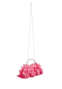 Bolso rosa adornado con flores de tela, con una correa de cadena plateada y un asa de metal redondeada. Textura suave y diseño floral.